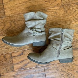 Distressed tan beige ankle boots size 10
